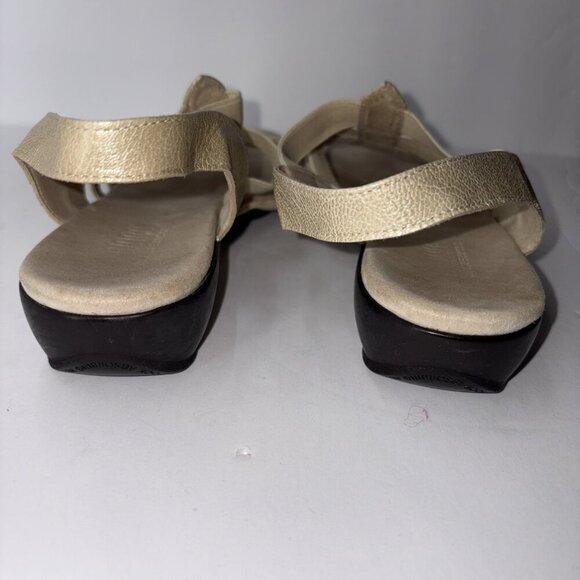 Munro American Women's Sandals Size 8 Darian Stretch Low Heel Beige & Gold - Picture 5 of 7